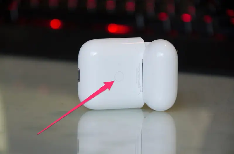 Bouton à l'arrière du boîtier pour connecter les Airpods à l'Apple Watch.